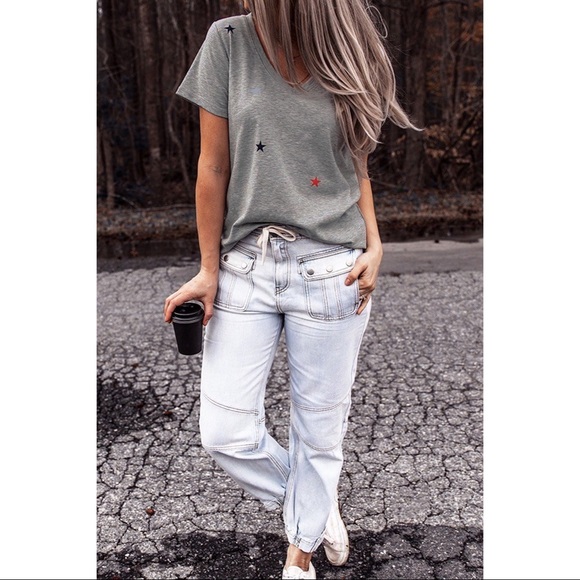 🆕 V Neck Stars Print Gray Tee - Picture 4 of 6